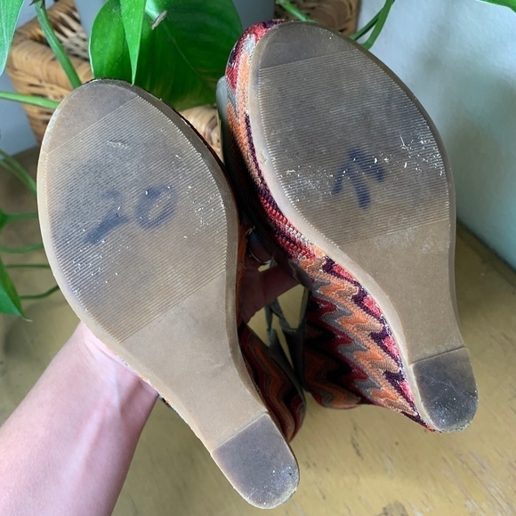 Steve Madden Tan Faux Leather Wedges With Patterned Embroidered Bottoms Size 6.5 - Picture 11 of 11